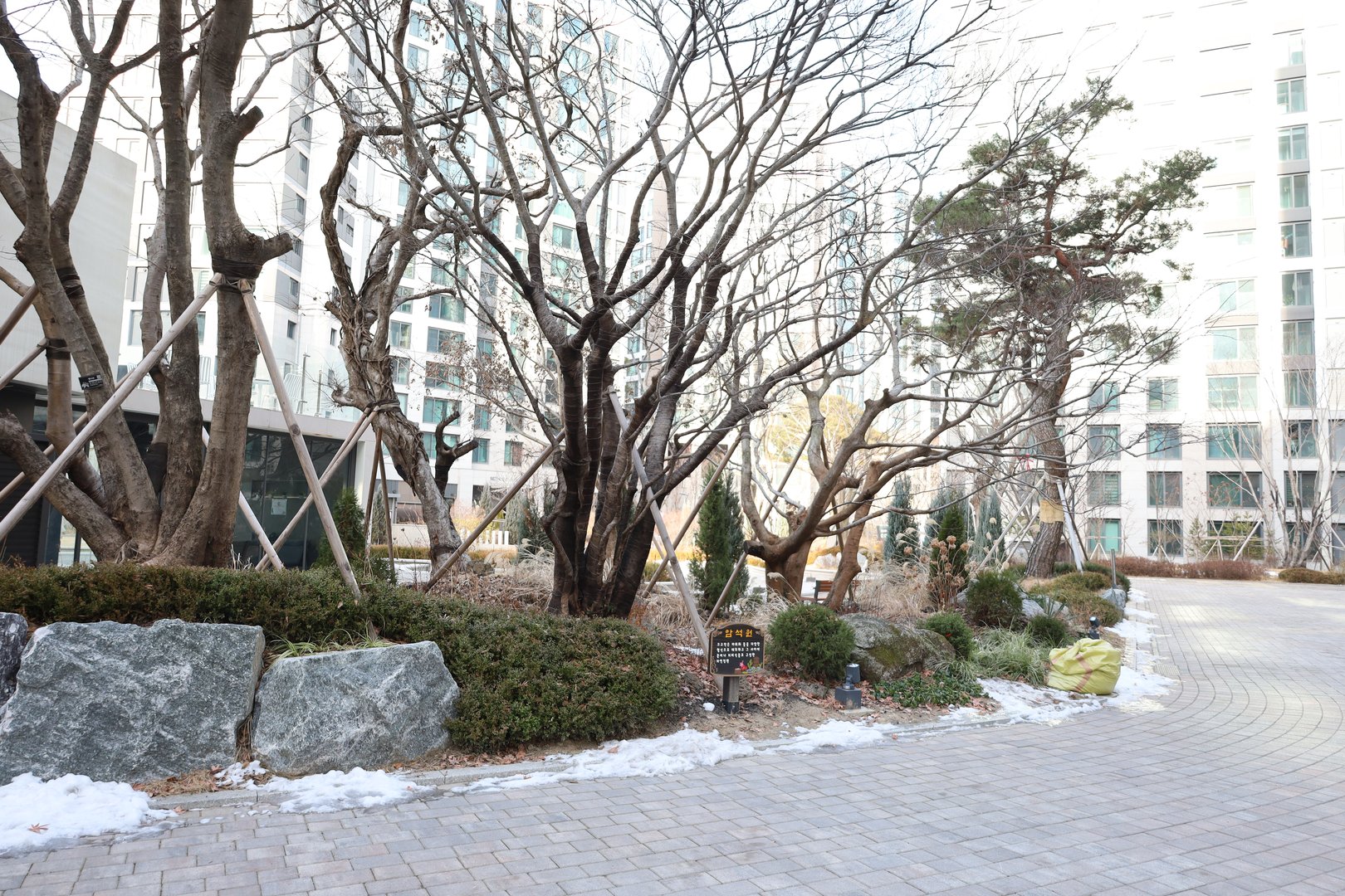 수원의 요지, 학세권, 더블역세권, 대중교통 요지에 팔달산 문화유적지, 편의시설  다양, 지하주차로 지상 쾌적